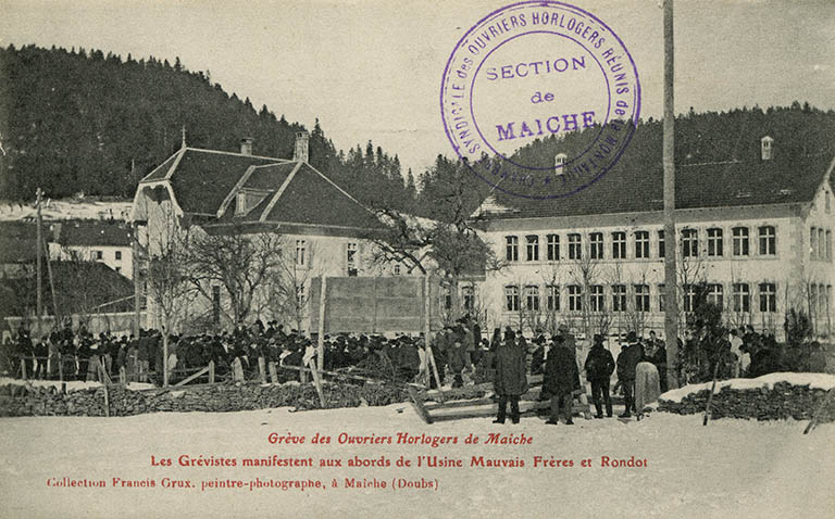Grève des ouvriers horlogers de Maîche. Les grévistes manifestent aux abords de l'usine Mauvais Frères et Rondot, 1906. © Région Bourgogne-Franche-Comté, Inventaire du patrimoine