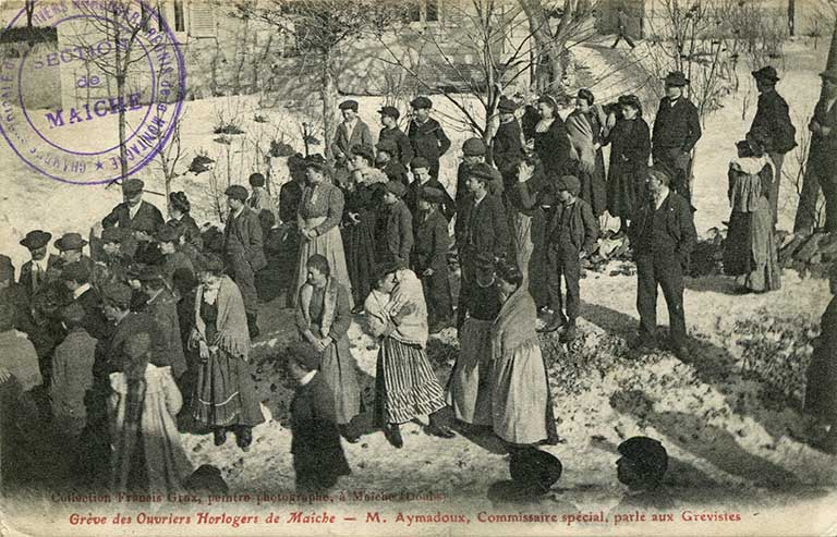 Grève des ouvriers horlogers de Maîche - M. Aymadoux, commissaire spécial, parle aux grévistes , 1906. © Région Bourgogne-Franche-Comté, Inventaire du patrimoine