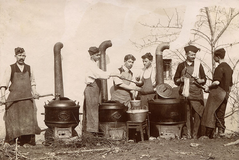 [Grève des ouvriers horlogers de Maîche. La cuisine populaire, sur trois chaudières à marmite], 1906. © Région Bourgogne-Franche-Comté, Inventaire du patrimoine