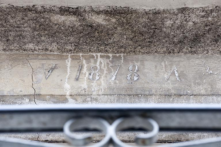 Maison : date 1878 et initiales sur le linteau de l'entrée. © Région Bourgogne-Franche-Comté, Inventaire du patrimoine