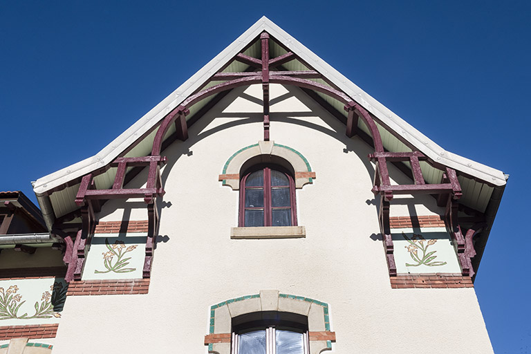 Maison, façade antérieure : le pignon, vu en contre-plongée. © Région Bourgogne-Franche-Comté, Inventaire du patrimoine