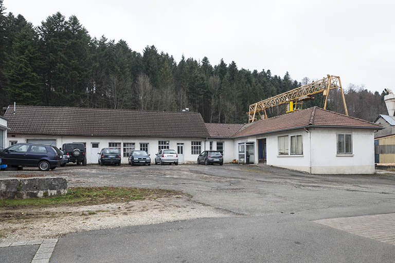 Site du logement patronal : ensemble bureau, logement, garages et atelier de réparation, vu du nord. © Région Bourgogne-Franche-Comté, Inventaire du patrimoine