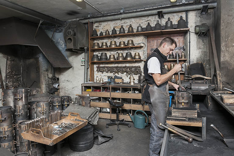 Moulage. Tassage du sable dans la partie supérieure du châssis. © Région Bourgogne-Franche-Comté, Inventaire du patrimoine
