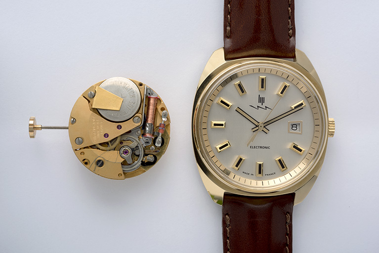 Montre-bracelet électromécanique dite Lip Electronic, à côté d'un mouvement Lip R 184 vu côté ponts. © Région Bourgogne-Franche-Comté, Inventaire du patrimoine