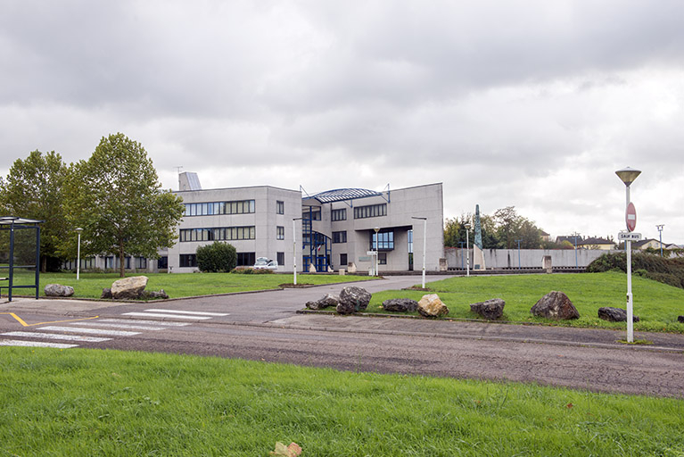 Vue d'ensemble de l'entrée et de quelques éléments de sculpture depuis le nord-ouest. © Région Bourgogne-Franche-Comté, Inventaire du patrimoine