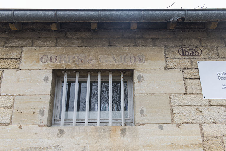 Détail de baie avec date et inscription de l'ancien corps de garde. © Région Bourgogne-Franche-Comté, Inventaire du patrimoine