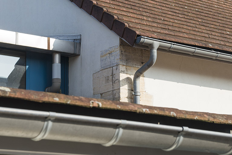 Détail de toitures de l'ouest des ateliers avec date portée : 1875. © Région Bourgogne-Franche-Comté, Inventaire du patrimoine