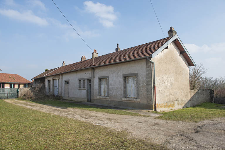 "Au bas de la caserne" : vue de trois quart des logements, angle nord-ouest. © Région Bourgogne-Franche-Comté, Inventaire du patrimoine
