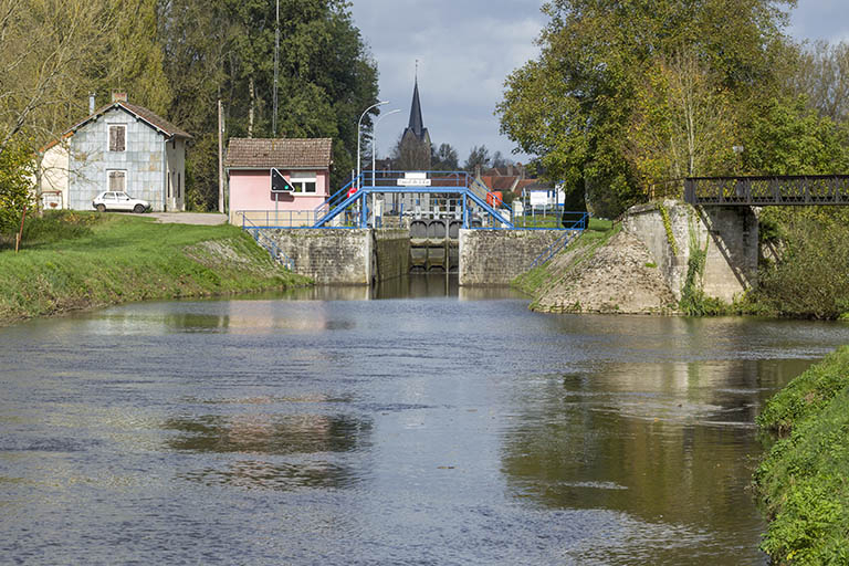 Depuis l'aval du site d'écluse n°46, la confluence du canal et du Coney, le poste de commande et la maison d'éclusier; Corre (70). © Région Bourgogne-Franche-Comté, Inventaire du patrimoine