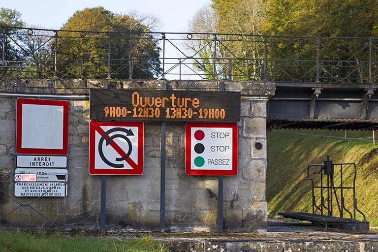 Panneau de signalisation avant l'entrée dans le canal. © Région Bourgogne-Franche-Comté, Inventaire du patrimoine Panneau de signalisation avant l'entrée dans le canal. © Région Bourgogne-Franche-Comté, Inventaire du patrimoine