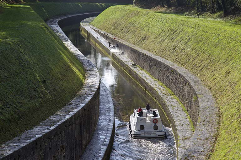 Le canal en aval formant un S. © Région Bourgogne-Franche-Comté, Inventaire du patrimoine Le canal en aval formant un S. © Région Bourgogne-Franche-Comté, Inventaire du patrimoine