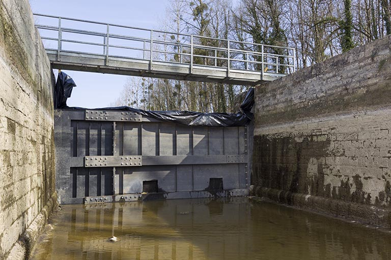 La porte de garde et le batardeau métallique. © Région Bourgogne-Franche-Comté, Inventaire du patrimoine La porte de garde et le batardeau métallique. © Région Bourgogne-Franche-Comté, Inventaire du patrimoine