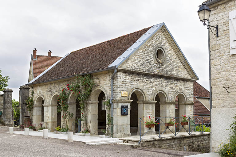 Vue depuis la place de l'église. © Région Bourgogne-Franche-Comté, Inventaire du patrimoine