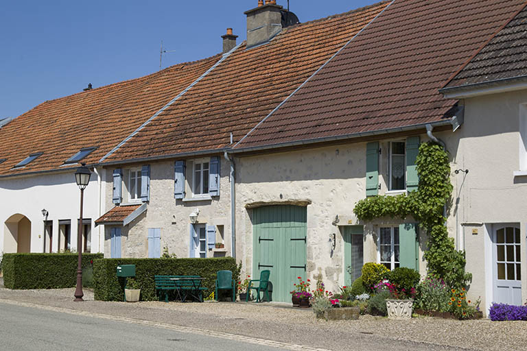 Exemple de fermes et maison situées "au bas du village", dans la Grande Rue. © Région Bourgogne-Franche-Comté, Inventaire du patrimoine Exemple de fermes et maison situées "au bas du village", dans la Grande Rue. © Région Bourgogne-Franche-Comté, Inventaire du patrimoine