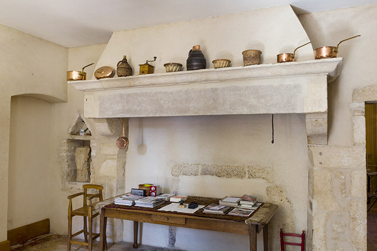 Cheminée de la cuisine. © Région Bourgogne-Franche-Comté, Inventaire du patrimoine Cheminée de la cuisine. © Région Bourgogne-Franche-Comté, Inventaire du patrimoine