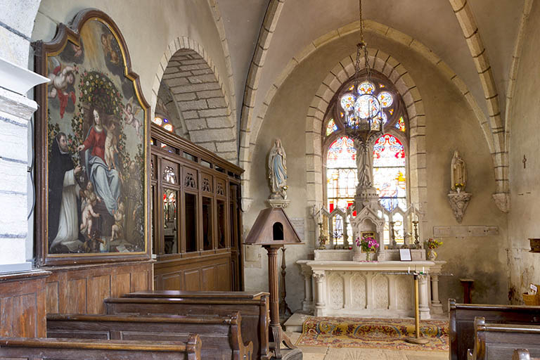 Chapelle du Rosaire : l'autel (exécuté par Constant Grandgirard durant le ministère de l'abbé Louis Chauvet, de 1883 à 1893) en avant de la baie réouverte par l'abbé Villeret (1872-1882) et dotée d'une verrière de Champigneulle. © Région Bourgogne-Franche-Comté, Inventaire du patrimoine