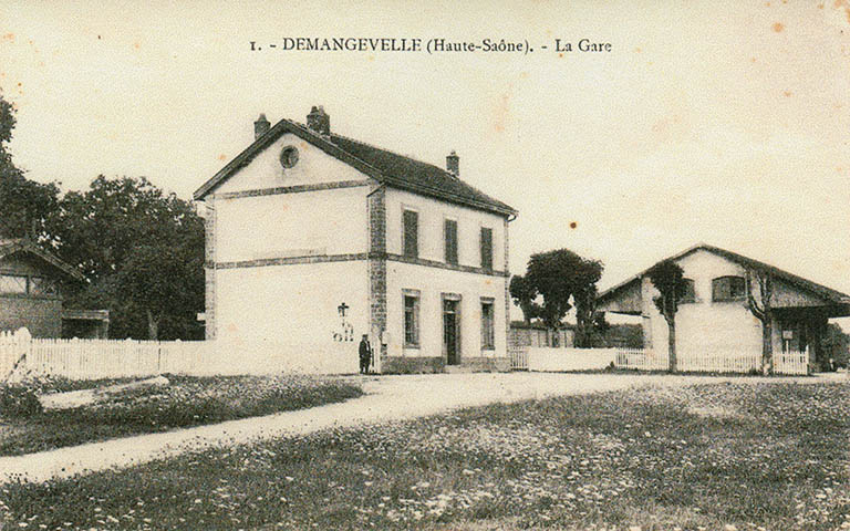 Demangevelle. La gare et la halle à marchandises. Carte postale. © Région Bourgogne-Franche-Comté, Inventaire du patrimoine Demangevelle. La gare et la halle à marchandises. Carte postale. © Région Bourgogne-Franche-Comté, Inventaire du patrimoine