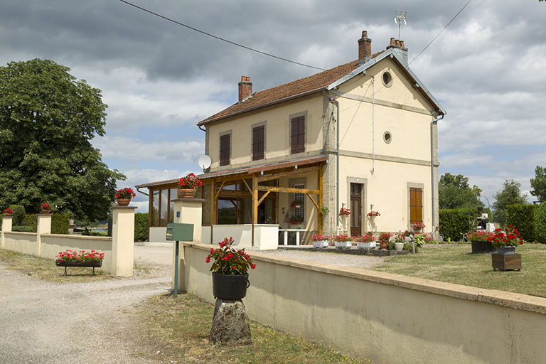 L'ancienne gare transformée en maison d'habitation. © Région Bourgogne-Franche-Comté, Inventaire du patrimoine L'ancienne gare transformée en maison d'habitation. © Région Bourgogne-Franche-Comté, Inventaire du patrimoine
