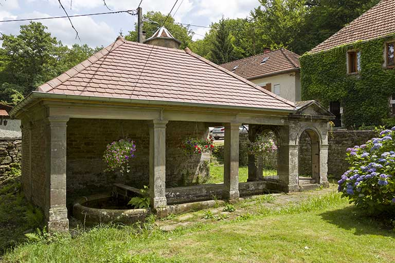 Fontaine-lavoir de la Violette, hameau de la Rochère à Passavant-la-Rochère. © Région Bourgogne-Franche-Comté, Inventaire du patrimoine Fontaine-lavoir de la Violette, hameau de la Rochère à Passavant-la-Rochère. © Région Bourgogne-Franche-Comté, Inventaire du patrimoine