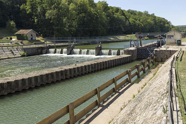 Depuis la rive gauche, en aval, vue sur le barrage, le site d'écluse, le poste de commande. © Région Bourgogne-Franche-Comté, Inventaire du patrimoine Depuis la rive gauche, en aval, vue sur le barrage, le site d'écluse, le poste de commande. © Région Bourgogne-Franche-Comté, Inventaire du patrimoine