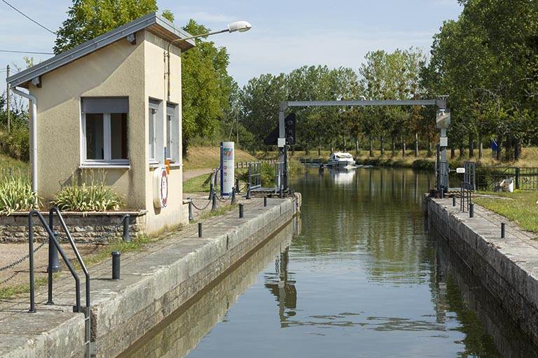 Poste de commande et un bateau montant se présentant devant le sas de l'écluse ouverte.  © Région Bourgogne-Franche-Comté, Inventaire du patrimoine Poste de commande et un bateau montant se présentant devant le sas de l'écluse ouverte.  © Région Bourgogne-Franche-Comté, Inventaire du patrimoine