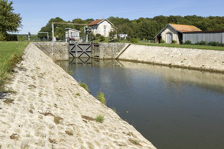Vue aval du site d'écluse. © Région Bourgogne-Franche-Comté, Inventaire du patrimoine