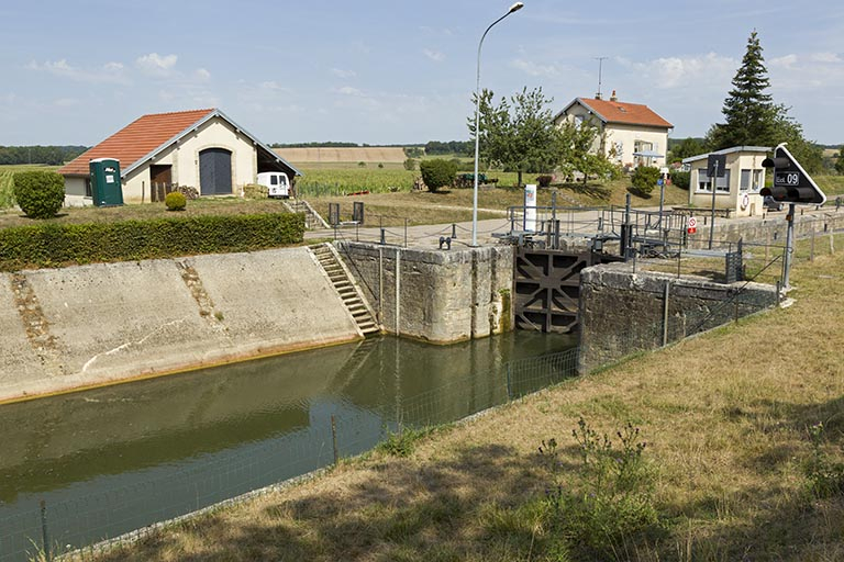 Entrée de l'écluse à sas. © Région Bourgogne-Franche-Comté, Inventaire du patrimoine Entrée de l'écluse à sas. © Région Bourgogne-Franche-Comté, Inventaire du patrimoine
