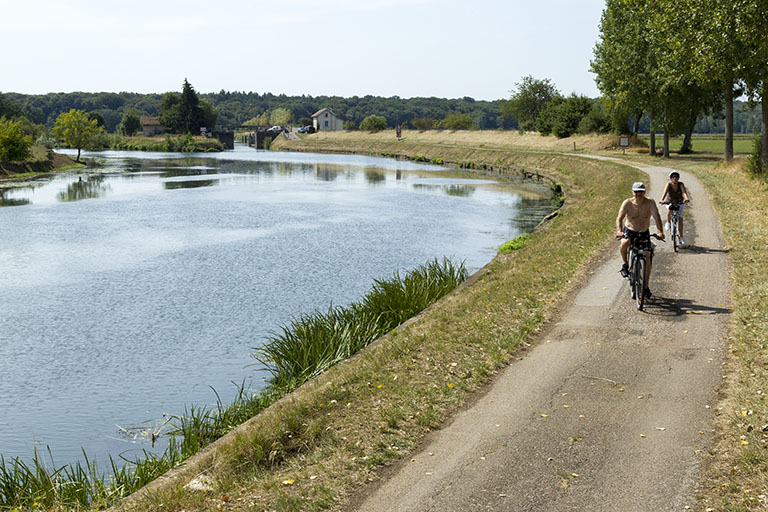 Cyclistes emprutant la véloroute aménagée sur l'ancien chemin de halage. © Région Bourgogne-Franche-Comté, Inventaire du patrimoine Cyclistes emprutant la véloroute aménagée sur l'ancien chemin de halage. © Région Bourgogne-Franche-Comté, Inventaire du patrimoine