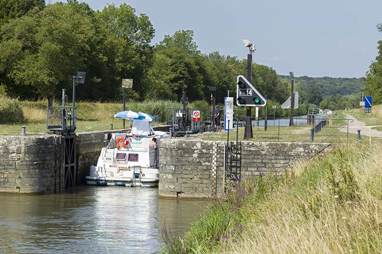 Bateau de plaisance arrivant dans le sas de l'écluse. © Région Bourgogne-Franche-Comté, Inventaire du patrimoine Bateau de plaisance arrivant dans le sas de l'écluse. © Région Bourgogne-Franche-Comté, Inventaire du patrimoine