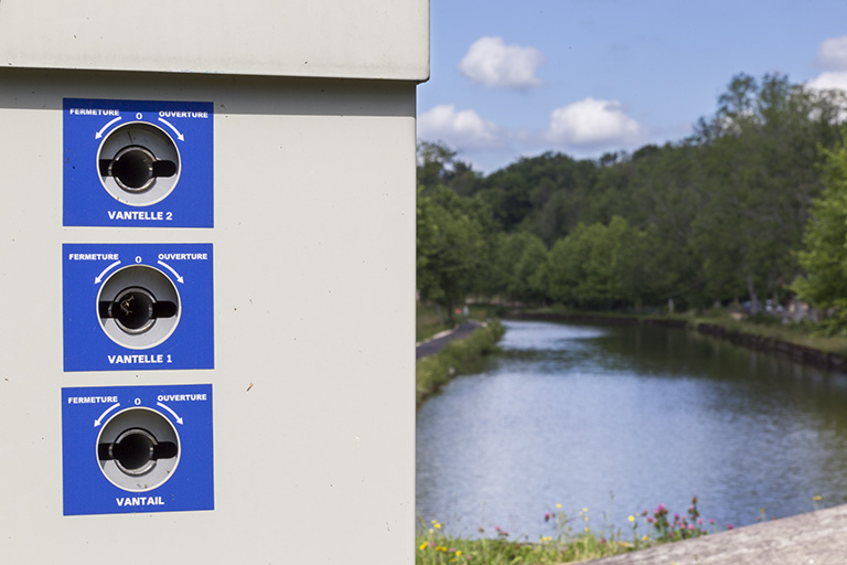 Commandes pour l'ouverture et la fermetures du vantail et des vantelles. © Région Bourgogne-Franche-Comté, Inventaire du patrimoine