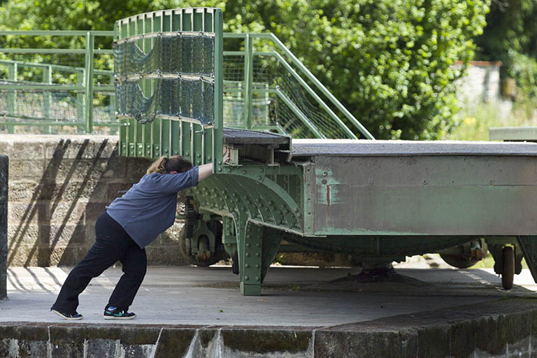 Rotation du pont par poussée manuelle. © Région Bourgogne-Franche-Comté, Inventaire du patrimoine