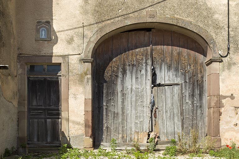 Portes de grange et du logis d'une ferme. © Région Bourgogne-Franche-Comté, Inventaire du patrimoine