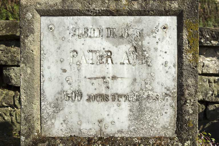 Détail du socle. © Région Bourgogne-Franche-Comté, Inventaire du patrimoine