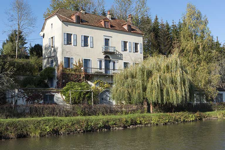 Maison en bordure du canal. © Région Bourgogne-Franche-Comté, Inventaire du patrimoine Maison en bordure du canal. © Région Bourgogne-Franche-Comté, Inventaire du patrimoine