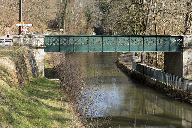 Vue sur la passerelle enjambant le canal. © Région Bourgogne-Franche-Comté, Inventaire du patrimoine