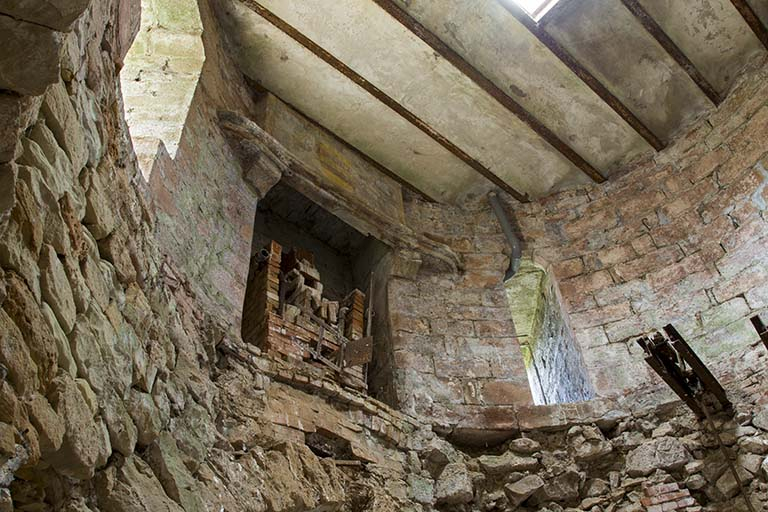 Vue sur la cheminée encore en place au second étage. © Région Bourgogne-Franche-Comté, Inventaire du patrimoine