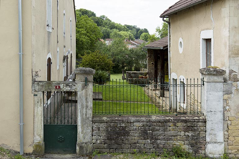 Maison, 6 impasse du sentier. Vue rapprochée. © Région Bourgogne-Franche-Comté, Inventaire du patrimoine Maison, 6 impasse du sentier. Vue rapprochée. © Région Bourgogne-Franche-Comté, Inventaire du patrimoine