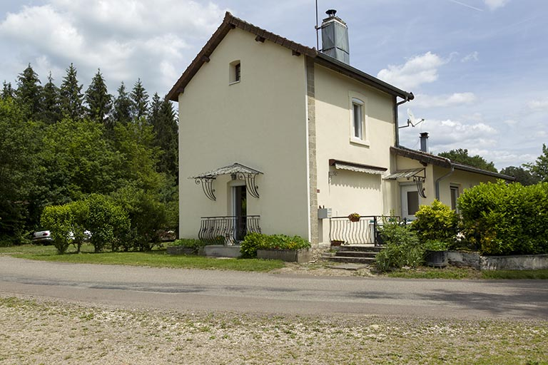 Ancienne maison du chef de gare, 32 rue de la filature.  © Région Bourgogne-Franche-Comté, Inventaire du patrimoine Ancienne maison du chef de gare, 32 rue de la filature.  © Région Bourgogne-Franche-Comté, Inventaire du patrimoine