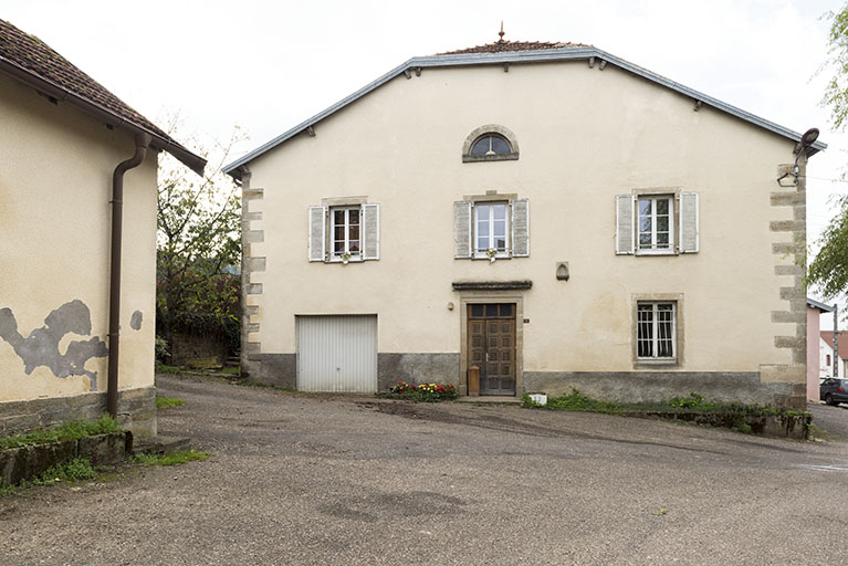 Vue de face : pignon est.  © Région Bourgogne-Franche-Comté, Inventaire du patrimoine Vue de face : pignon est.  © Région Bourgogne-Franche-Comté, Inventaire du patrimoine