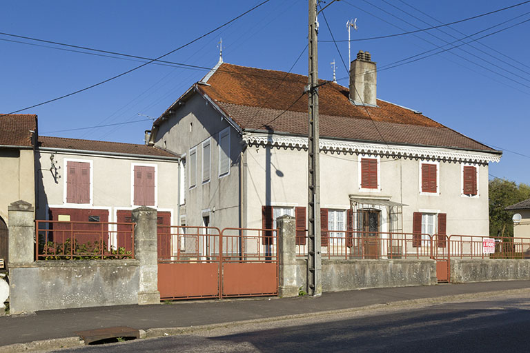 Façade antérieure vue depuis la rue au sud-est.  © Région Bourgogne-Franche-Comté, Inventaire du patrimoine Façade antérieure vue depuis la rue au sud-est.  © Région Bourgogne-Franche-Comté, Inventaire du patrimoine