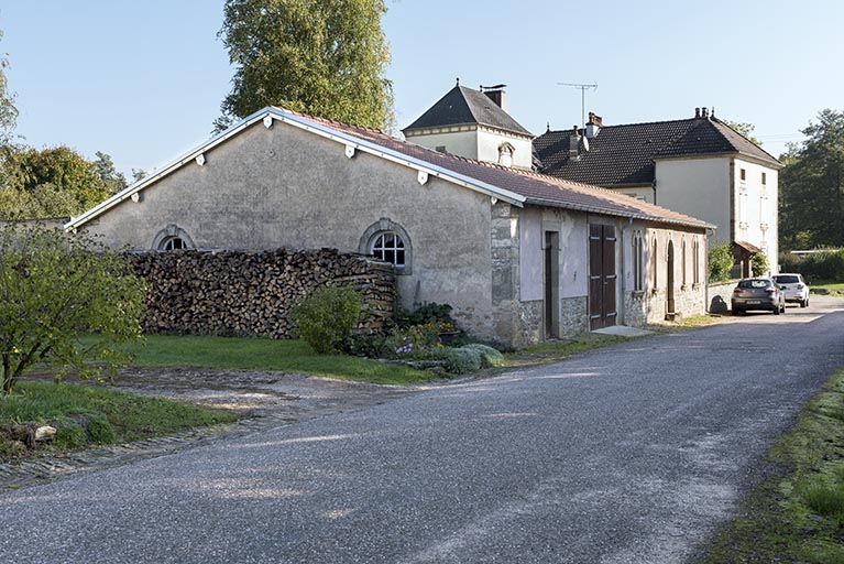 Vue depuis le haut (ouest) de la rue Pierre Billecard sur l'ancienne dépendance.  © Région Bourgogne-Franche-Comté, Inventaire du patrimoine Vue depuis le haut (ouest) de la rue Pierre Billecard sur l'ancienne dépendance.  © Région Bourgogne-Franche-Comté, Inventaire du patrimoine
