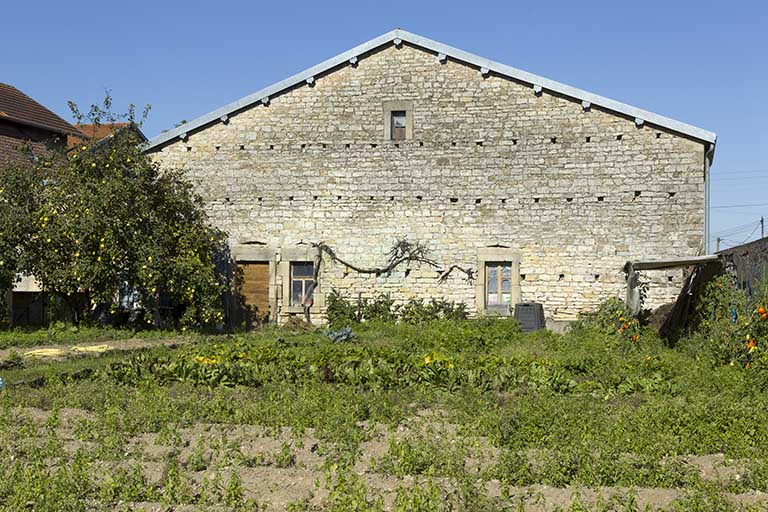 Pignon et jardin de maison à l'angle du 20 rue Jean Monasson et de la rue Bernard Froeliger.  © Région Bourgogne-Franche-Comté, Inventaire du patrimoine
