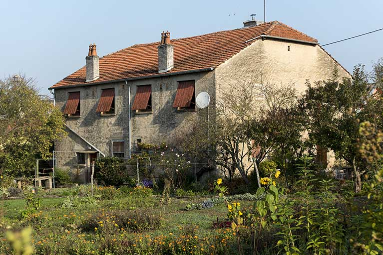 Vue de trois-quart sud-est de la ferme située 4 rue du faubourg Louis Boulanger.  © Région Bourgogne-Franche-Comté, Inventaire du patrimoine