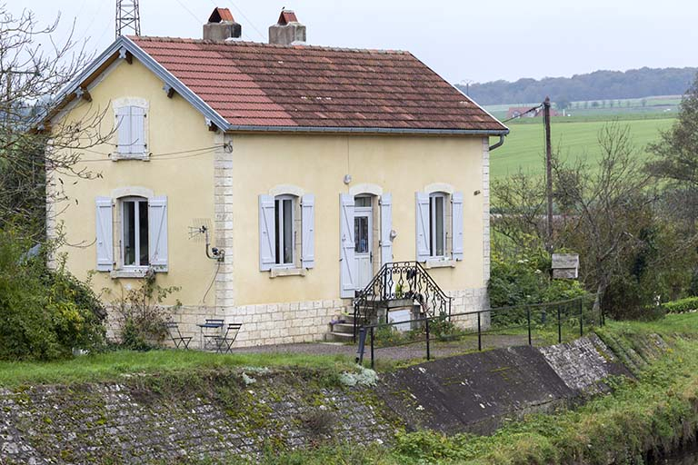 Vue de trois-quart de la maison de la porte de garde depuis le sud-est. © Région Bourgogne-Franche-Comté, Inventaire du patrimoine Vue de trois-quart de la maison de la porte de garde depuis le sud-est. © Région Bourgogne-Franche-Comté, Inventaire du patrimoine