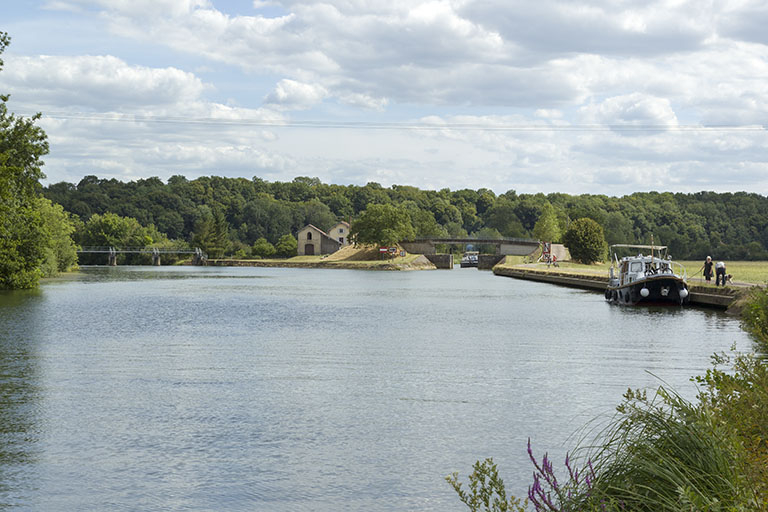 La Saône avec le barrage mobile et la porte de garde. © Région Bourgogne-Franche-Comté, Inventaire du patrimoine