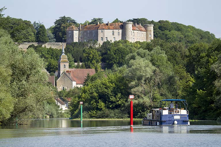 Vue du château surplombant l'église paroissiale Saint-Pancrace et la Saône. © Région Bourgogne-Franche-Comté, Inventaire du patrimoine