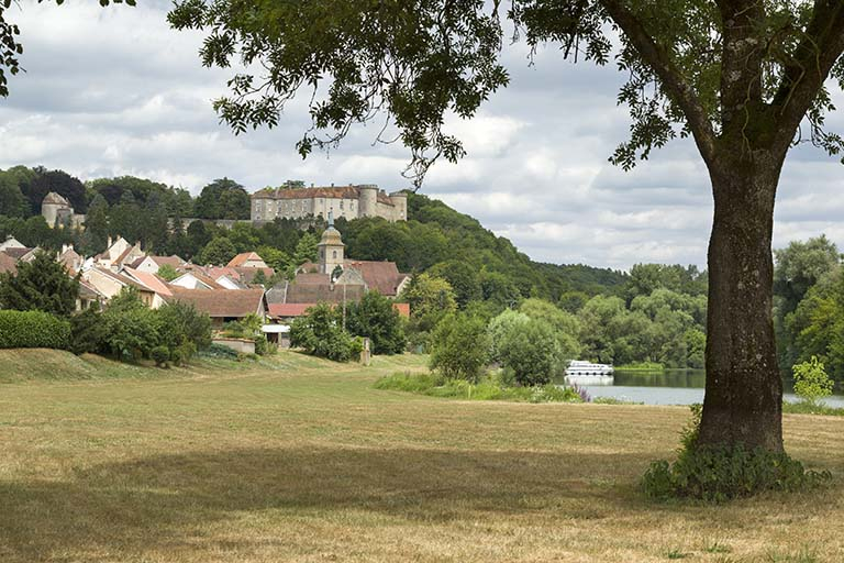 Vue générale depuis le sud-est. © Région Bourgogne-Franche-Comté, Inventaire du patrimoine