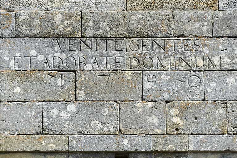 Inscription en latin figurant sur la façade antérieure de l'édifice. © Région Bourgogne-Franche-Comté, Inventaire du patrimoine Inscription en latin figurant sur la façade antérieure de l'édifice. © Région Bourgogne-Franche-Comté, Inventaire du patrimoine