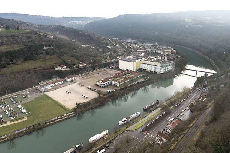 Etat en 2016. Vue d'ensemble plongeante sur le site, depuis l'ouest. © Région Bourgogne-Franche-Comté, Inventaire du patrimoine