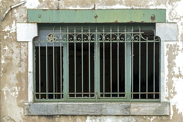 Etat en 2016. Usine A : baie au rez-de-chaussée de la conciergerie et du local syndical, côté rue. © Région Bourgogne-Franche-Comté, Inventaire du patrimoine